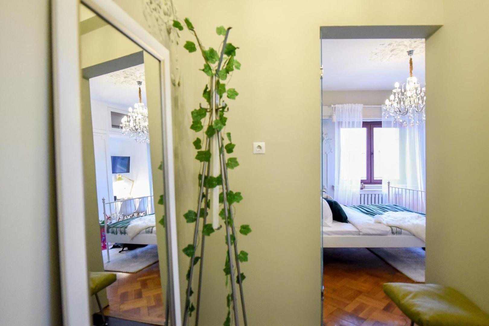 Cozy Studio Overlooking The Old Town Букурещ Екстериор снимка